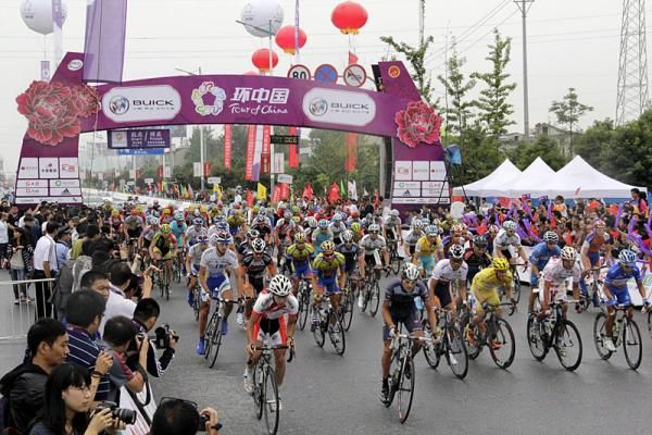 The peloton rolls off the start line for stage 5 at the Tour of China.