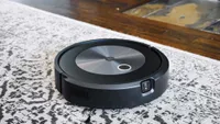 iRobot Roomba j7+ на ковре