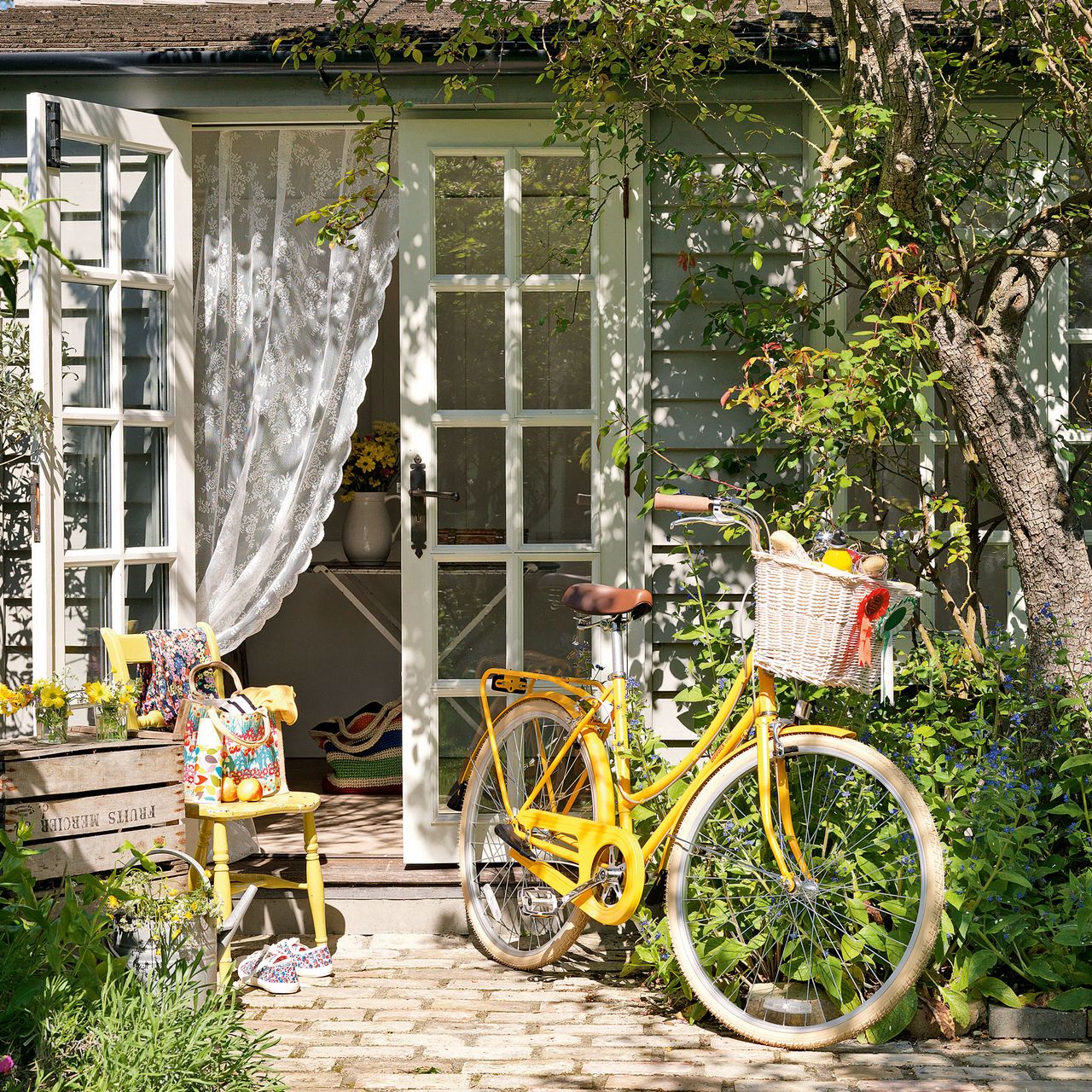 Gartenhaus mit Fahrrad