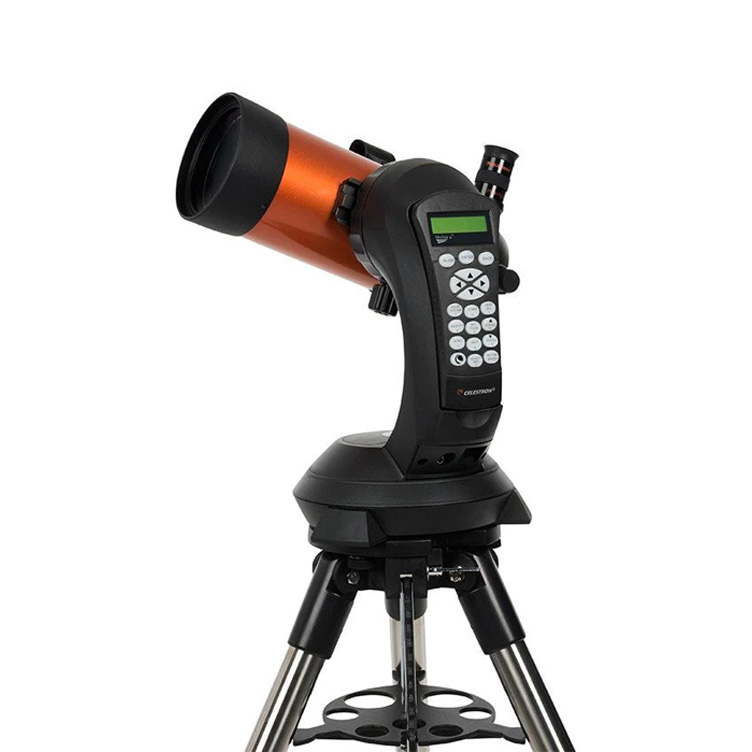 Teleskop Celestron NexStar 4SE dengan latar belakang putih