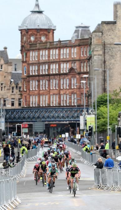 The bunch struggling to keep pace with the leaders