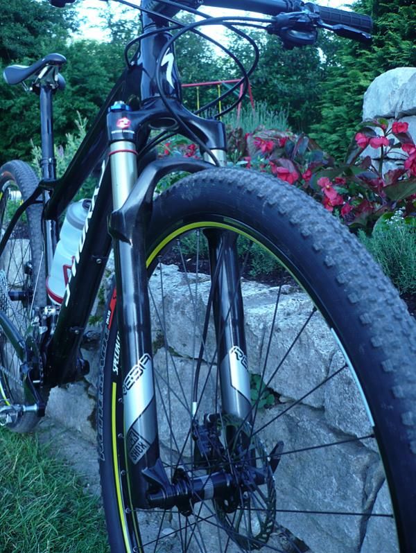 The Specialized Fate Comp will feature a Rock Shox Reba RL 29 fork. The Expert will feature a customized fork with Specialized's brain.