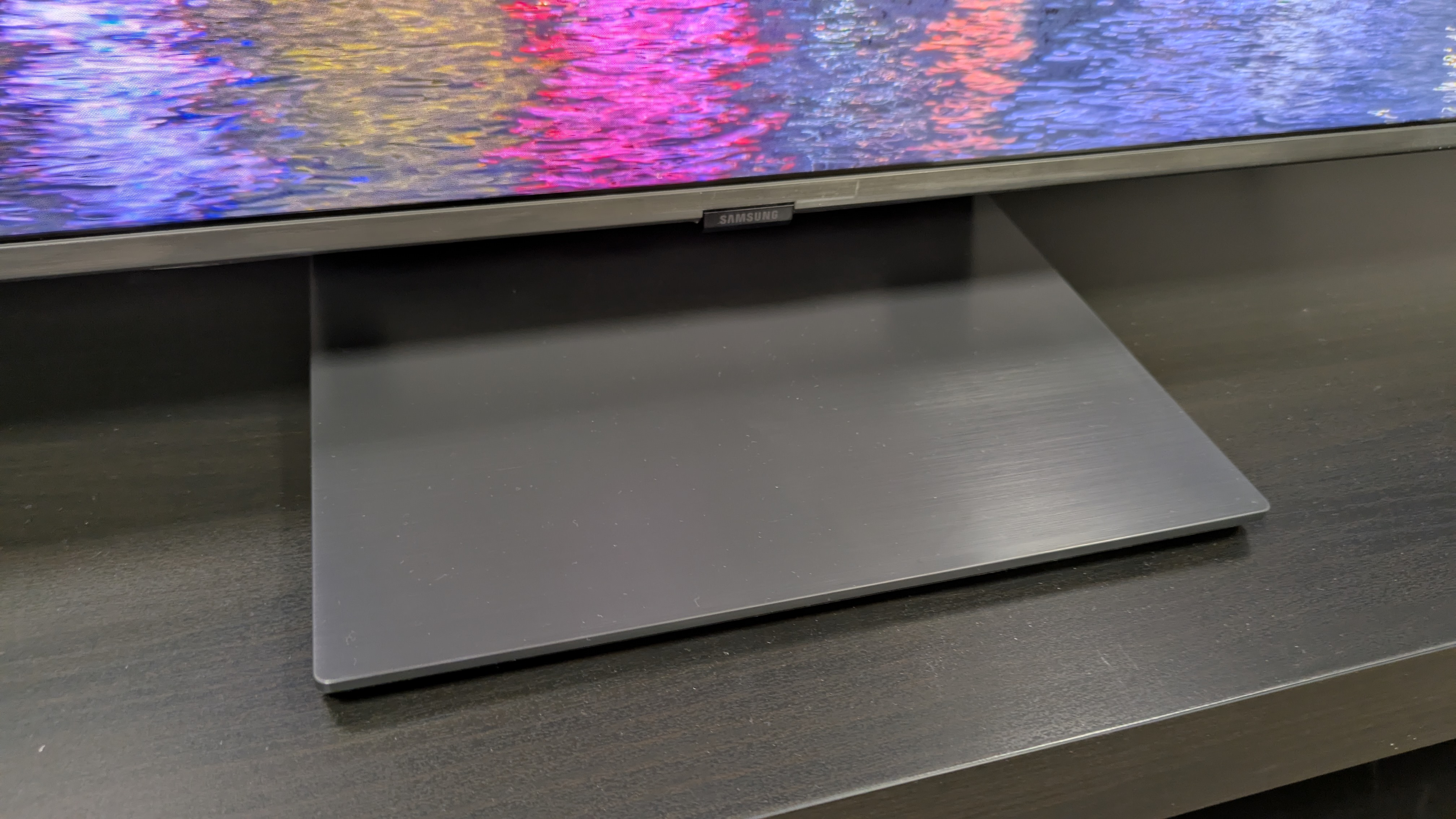 Samsung QN80F central stand