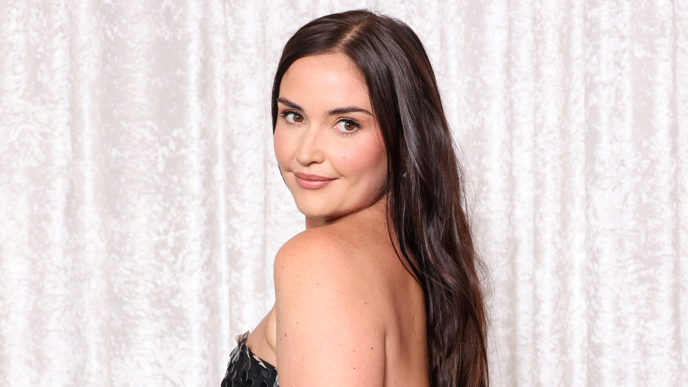 Jaqueline Jossa side profile on red carpet.
