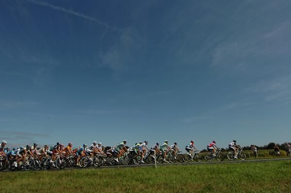 Saxo Bank leads the chase in Vuelta a Espa&ntilde;a stage three to Venlo, Netherlands