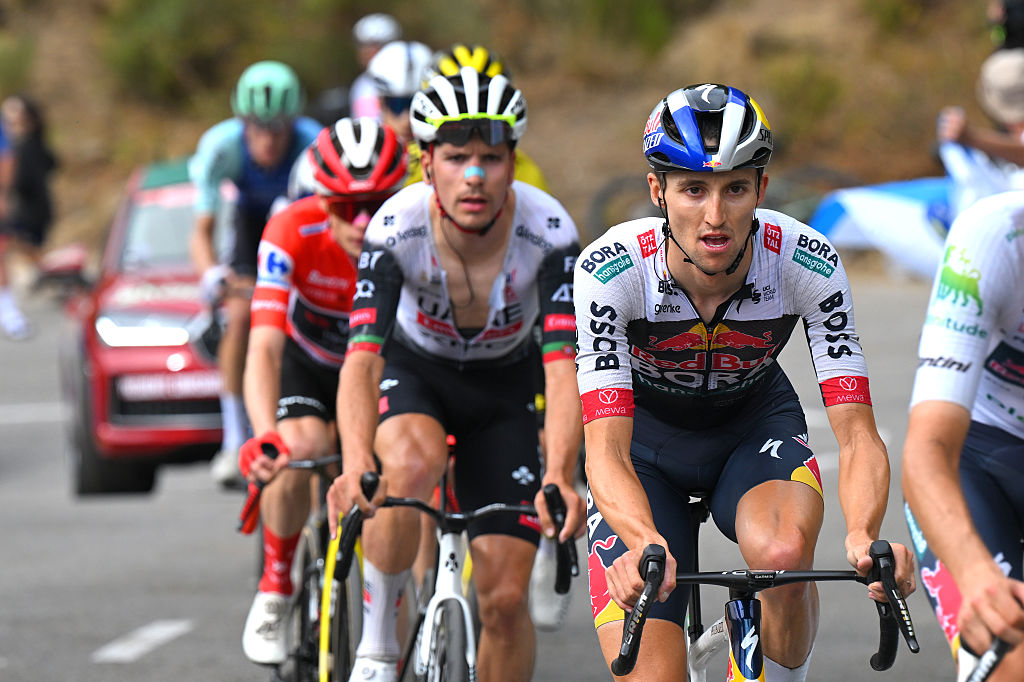 LA FARRAPONA. LAGOS DE SOMIEDO, SPAIN - SEPTEMBER 06: Jai Hindley of Australia and Team Red Bull - BORA - hansgrohe competes in the chase group during the La Vuelta - 80th Tour of Spain 2025, Stage 14 a 135.9km stage from Aviles to La Farrapona. Lagos de Somiedo 1711m / #UCIWT / on September 06, 2025 in La Farrapona. Lagos de Somiedo, Spain. (Photo by Tim de Waele/Getty Images)