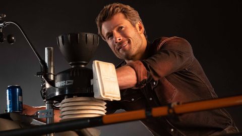 Glen Powell Admitted He Gives His Parents Cameos In All His Movies, And