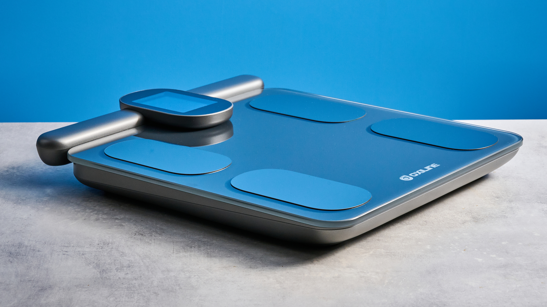 the oxiline scale md pro against the blue tom's guide background