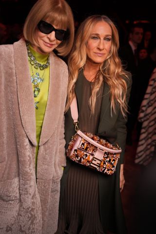 Sarah Jessica Parker poses with Anna Wintour at Milan Fashion Week wearing the Fendi Baguette bag