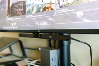 En Tobii Eye Tracker 5 sitter fäst under en gamingskärm.