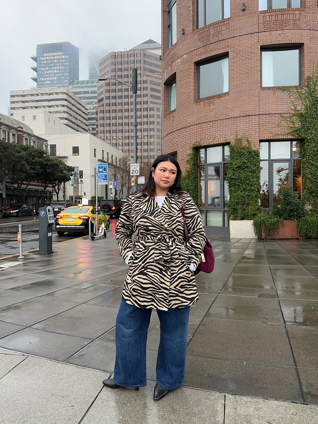 woman wearing spring jacket trend with jeans 2026