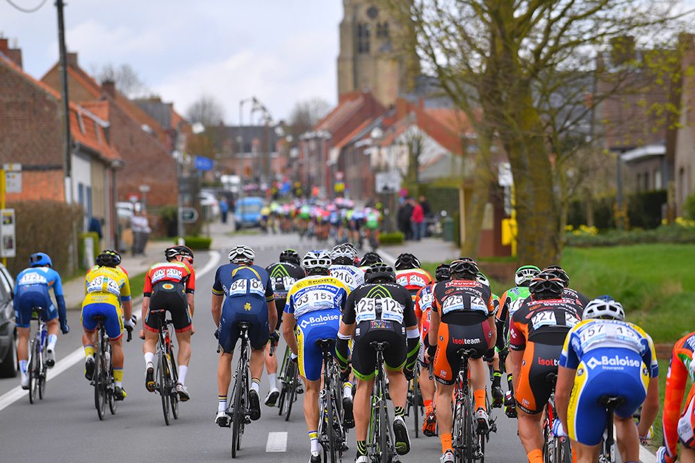 Echelons split the peloton during stage 2 at Three Days of De Panne