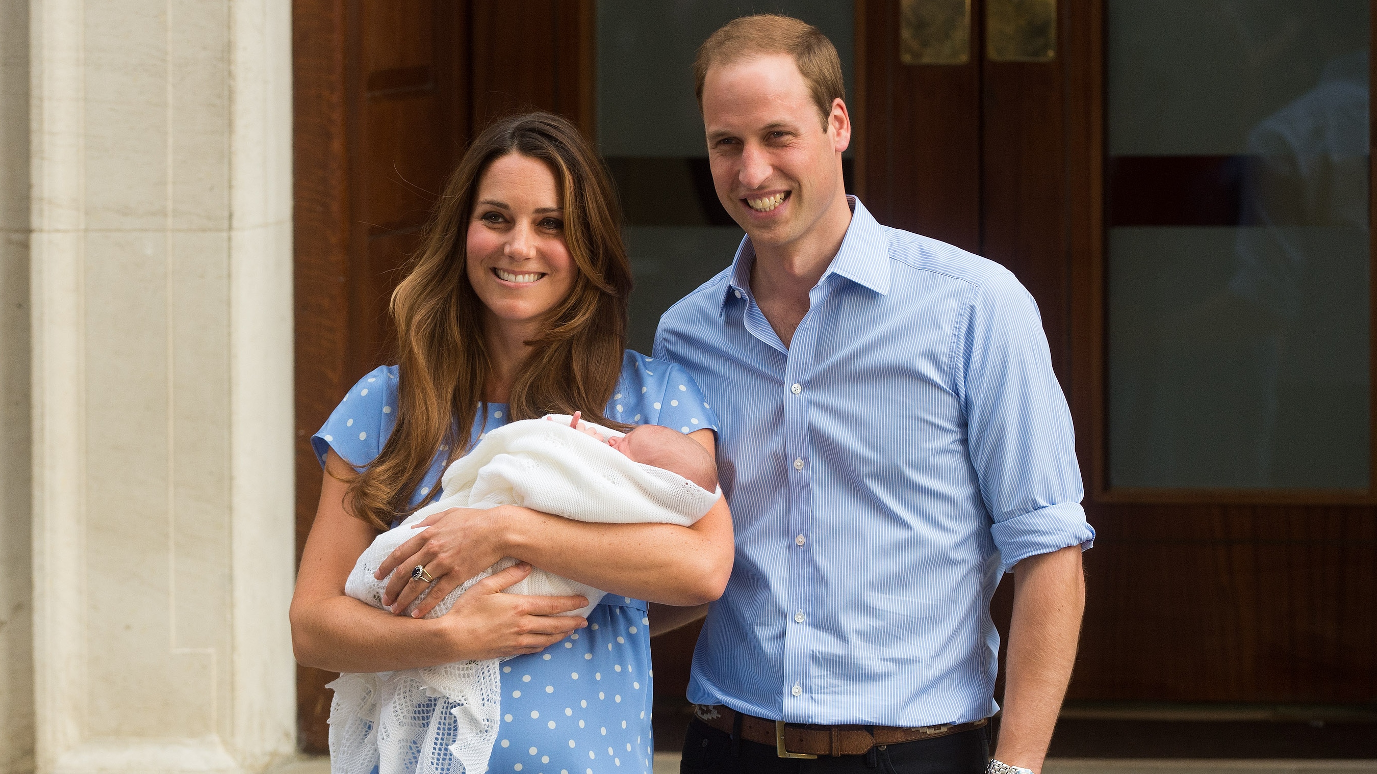 Princezna z Walesu a princ William opouštějí The Lindo Wing of St Mary's Hospital s princem Georgem v roce 2013