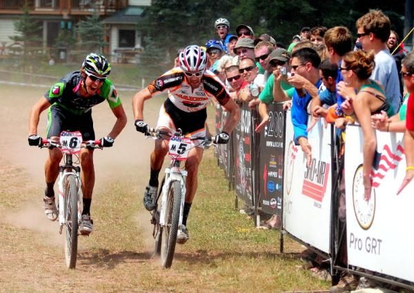 Geoff Kabush (Team Maxxis-Rocky Mt.) comes around Sam Schultz (Gary Fisher/Subaru) at the line.
