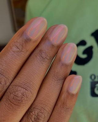 Short oval nails with neutral holographic chrome powder