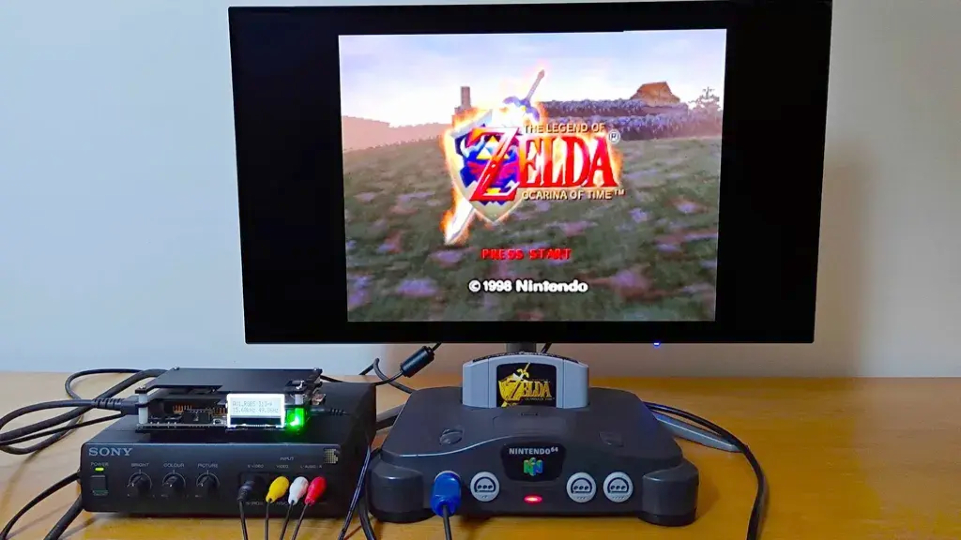 N64 conectado a OSSC mediante el transcodificador de Sony en el monitor OLED KTC con la introducción de Zelda Ocarina of Time en la pantalla.