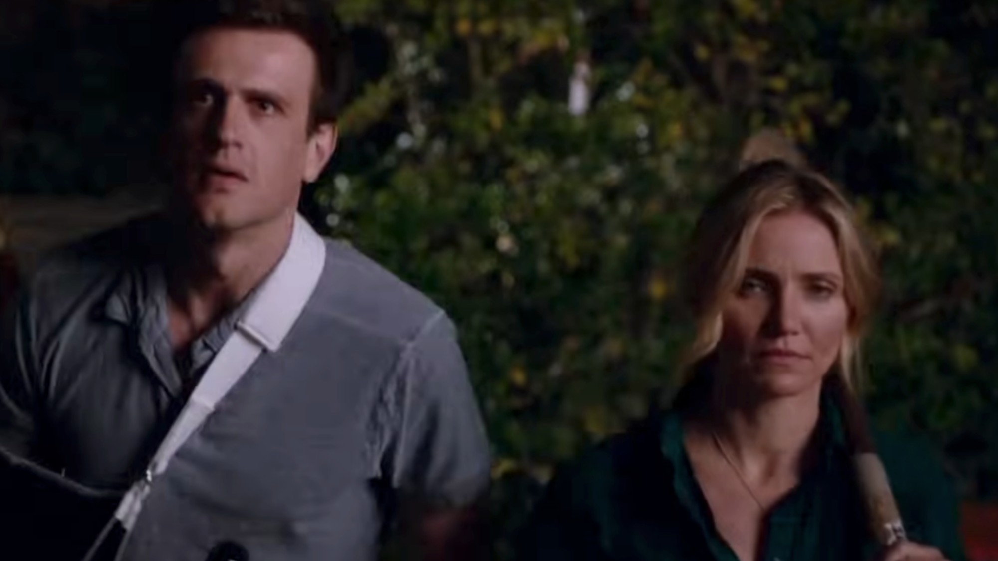 Jason Segel on the left with his arm in a sling, walking next to Cameron Diaz in Sex Tape.