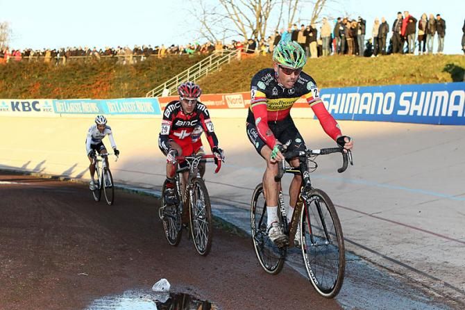 Sven Nys at the head of the four-man lead group on the Roubaix velodrome