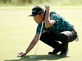 Kevin Na lining up a putt