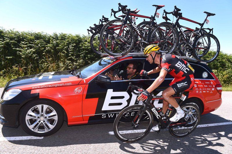 Manuel Quinziato (BMC) drops back to team car