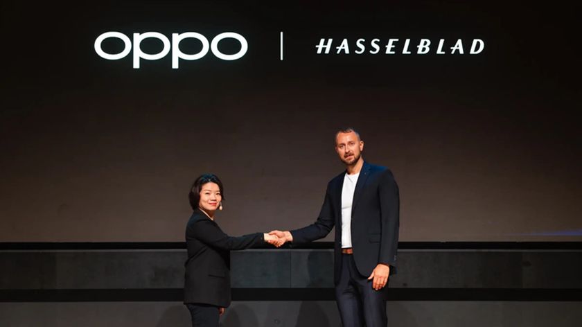 Oppo and Hasselblad executives shake hands