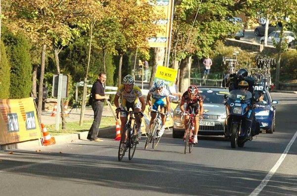 Vasili Kiryienka (Tinkoff) puts down an attack with 10km to go.
