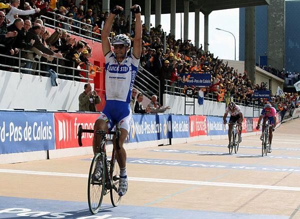 Tom Boonen wins in the velodrome, thanks to his sprinting skills