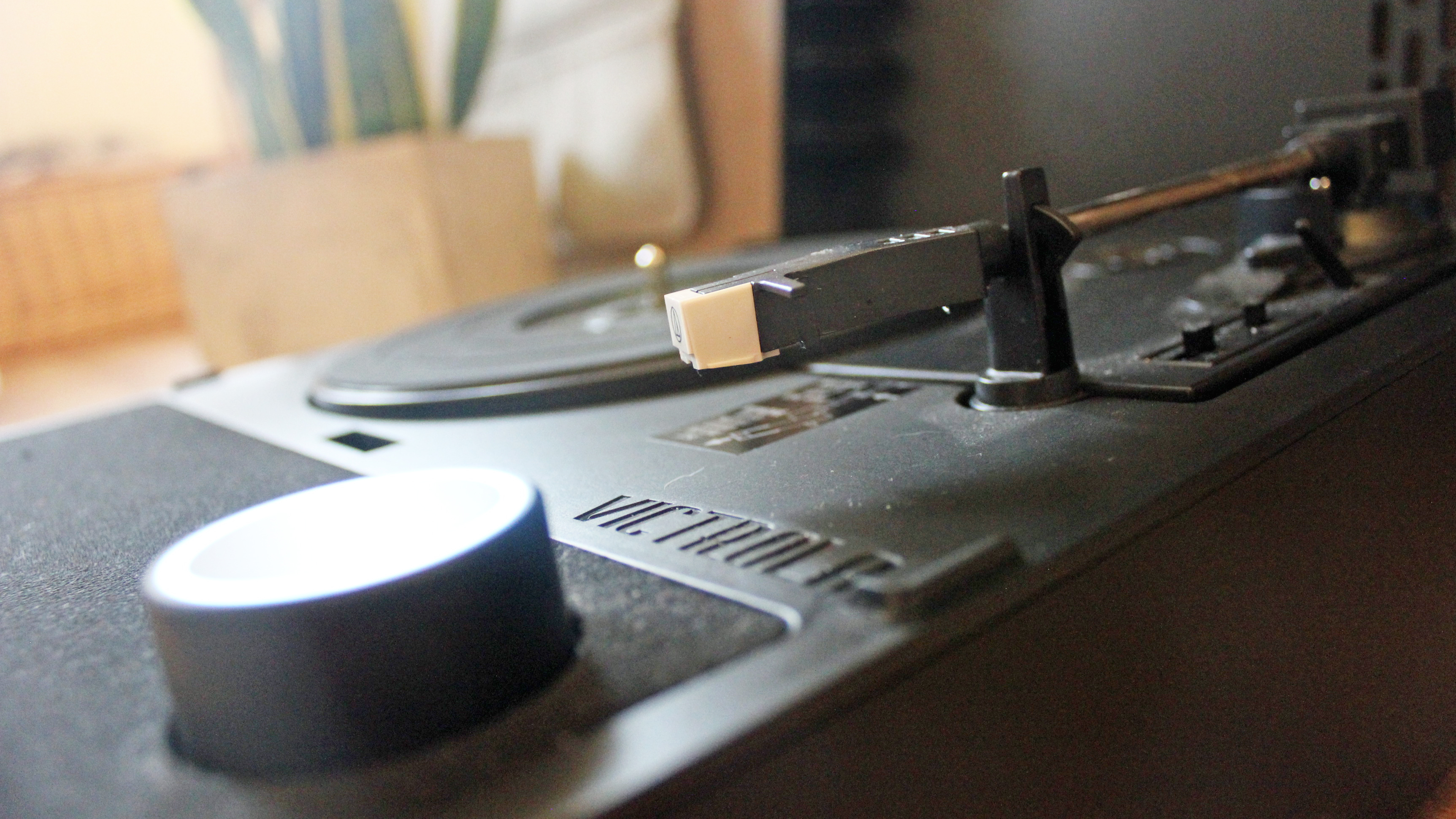 the tone arm on the victrola revolution go turntable