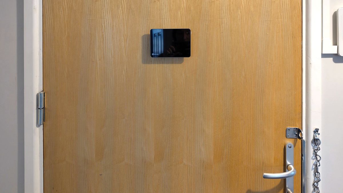 Ezviz Wire-Free Peephole Door Viewer EP4 display on inside of door