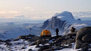 With 61 GPS-based (GNSS) measuring stations in Greenland, it is possible to measure how the country rises when the ice cap above melts and release pressure on the bedrock beneath. The scientists are able to distinguish between movements from contemporary climate changes and ancient movements from the last ice age.