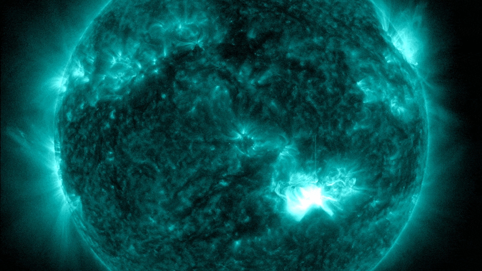 'Severe' geomagnetic storm will bring widespread auroras this weekend after gigantic sunspot spits out 5 solar storms