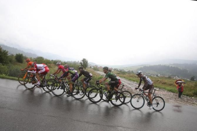 The breakaway climbing in the rain
