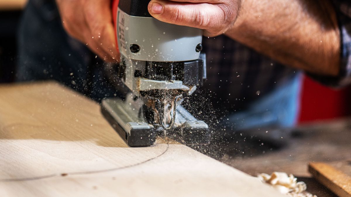 What is a jigsaw, how does it works and what can it cut? | Homebuilding