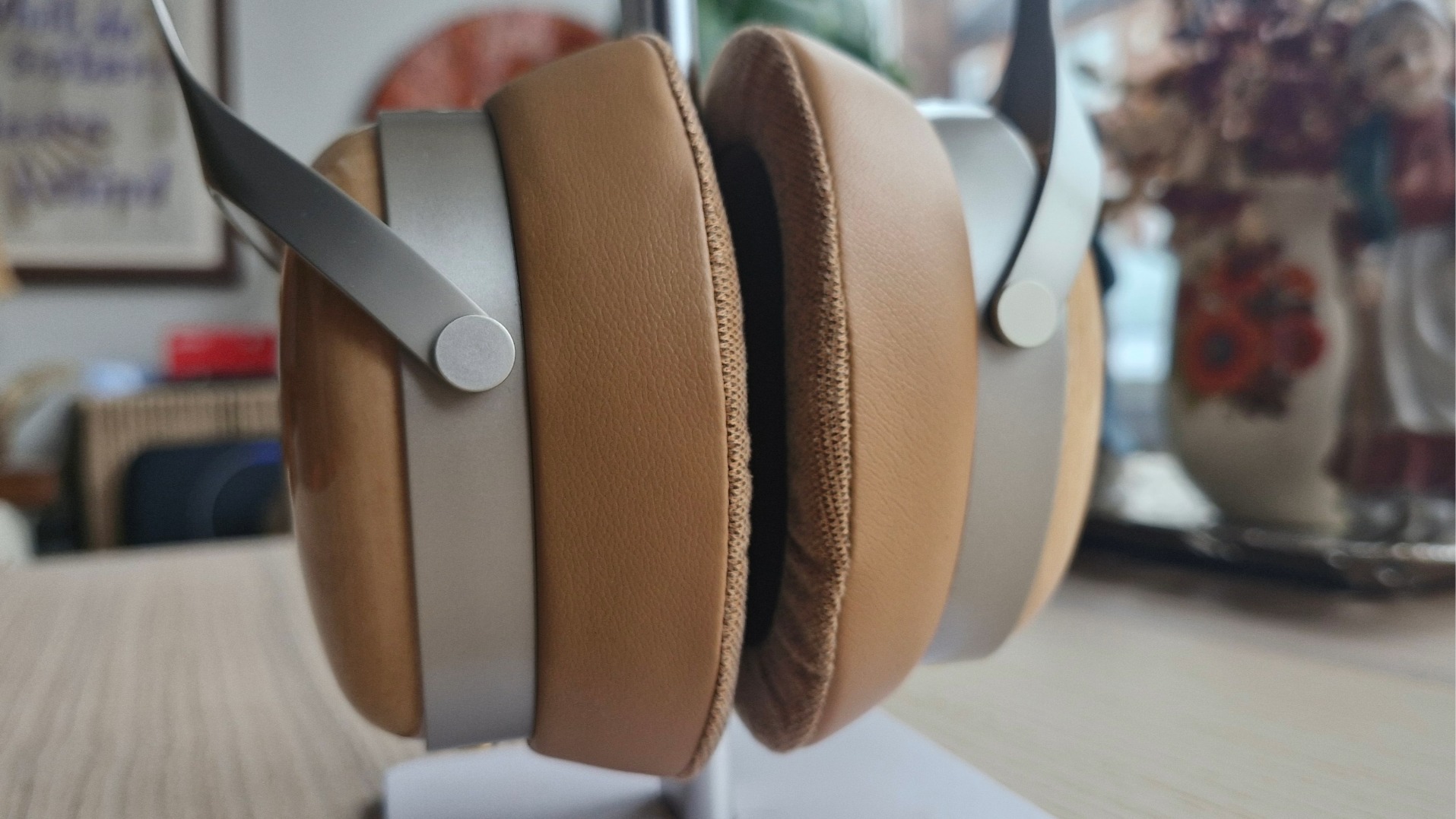 Sivga Robin SV021 Pro over-ear headphones on a stand.