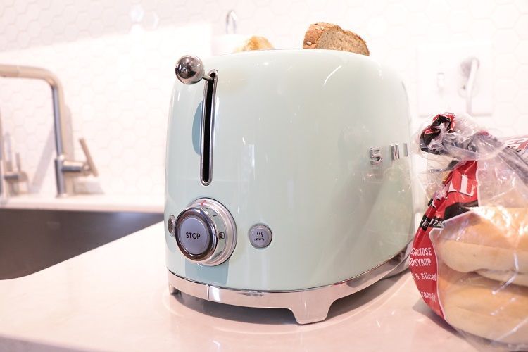 SMEG 2 Slice image: The defrost and bagel features are activated by the buttons on either side of the main dial.