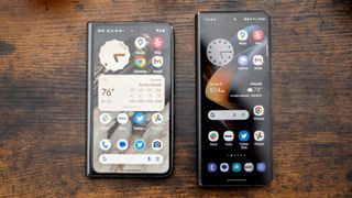Samsung Galaxy Z Fold 4 y Google Pixel Fold muestran las diferencias entre las apps de cada teléfono, incluyendo Twitter y el navegador Chrome