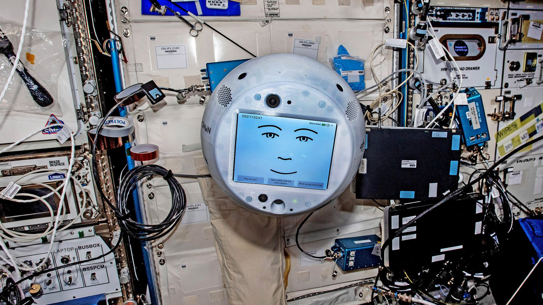 Мкс интернет телефоны. Cimon на МКС. Робот космонавт. Робот помощник астронавта. Робот на МКС.