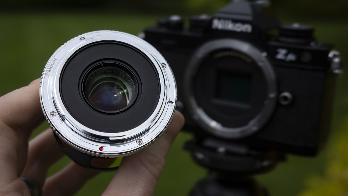 Rear mount of the Pergear 25mm f/1.7 lens