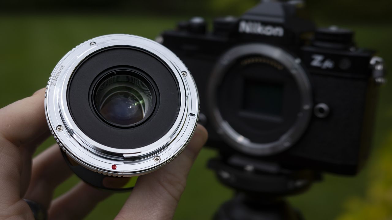 Rear mount of the Pergear 25mm f/1.7 lens