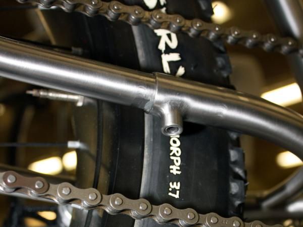 Instead of the usual sliding dropouts or eccentric bottom bracket, Black Sheep builder James Bleakley prefers these telescoping chain stays.