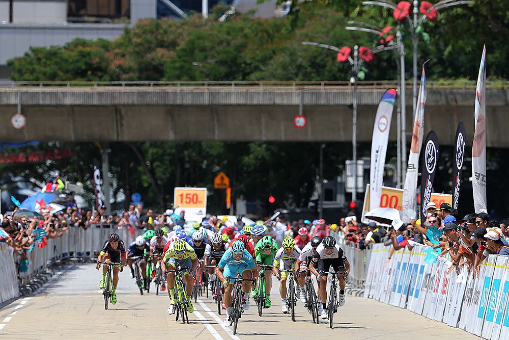 Andrea Guardini (Astana) wins stage 5