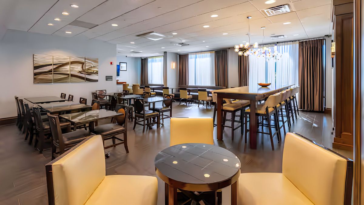 Hilton Hampton Carlstadt dining area