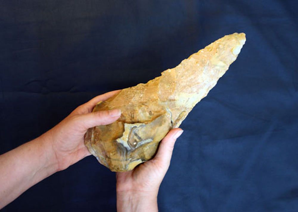 Une hache à main géante de 300 000 ans trouvée en Angleterre pourrait avoir été utilisée pour la boucherie préhistorique