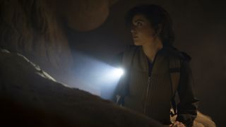 Layla El-Faouly udforsker nogle egyptiske ruiner i Marvel Studios' Moon Knight