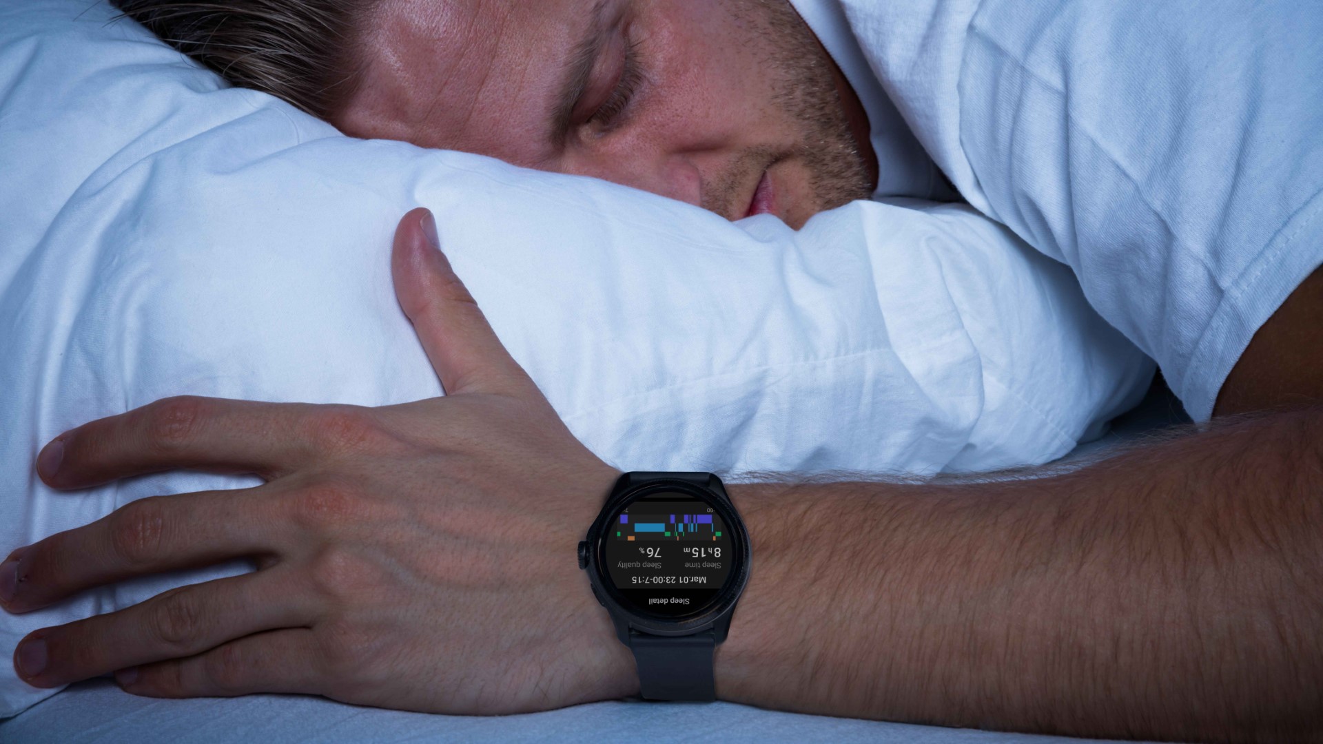 Mężczyzna śpi podczas noszenia TicWatch Pro 5 Enduro