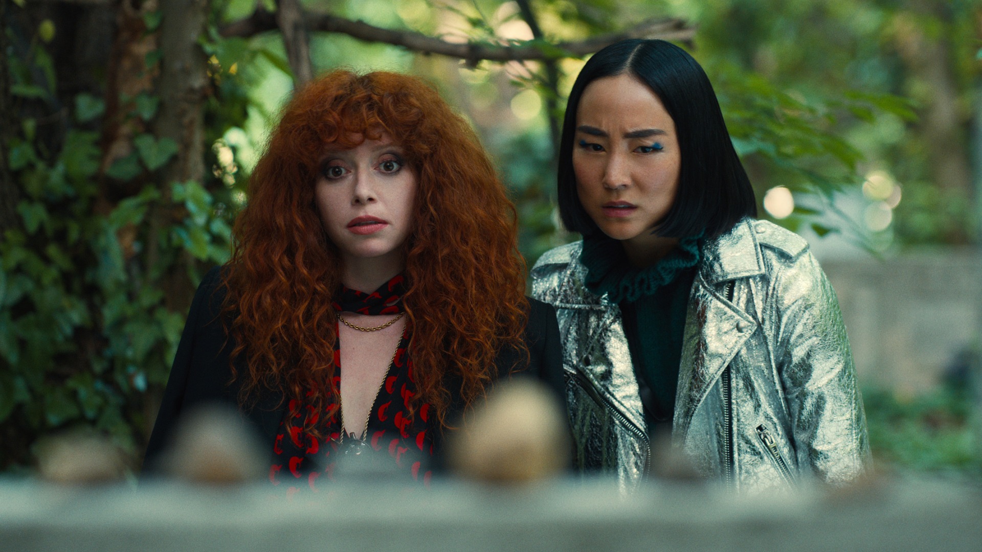 Natasha Lyonne y Greta Lee en la temporada 2 de Russian Doll