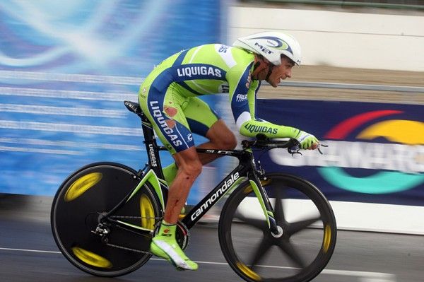 Manuel Quinziato (Liquigas) crashed on the wet course.