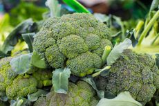 A healthy bunch of broccoli. 