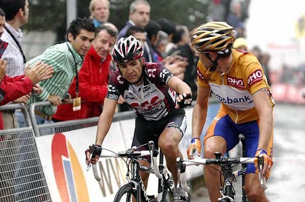 Carlos Sastre (Team CSC) congratulates Denis Menchov (Rabobank).(Rabobank).