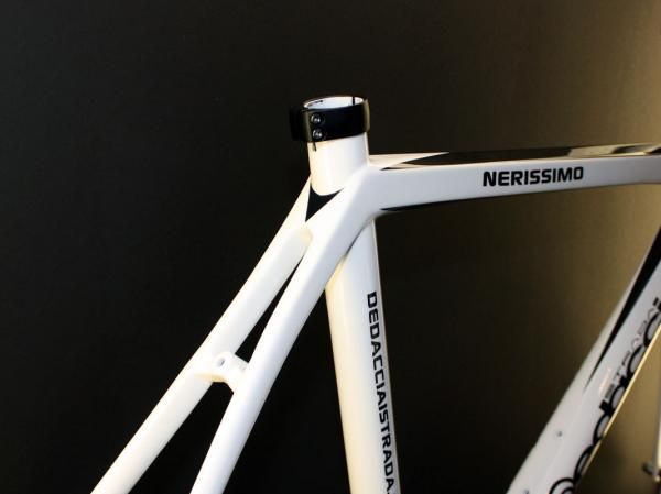 The squared-off top tube flows smoothly into the dual seat stays.